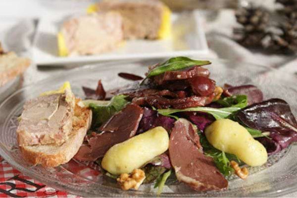 une salade de noël au foie gras