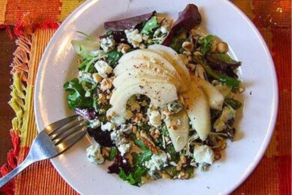 une salade à la poire et au roquefort