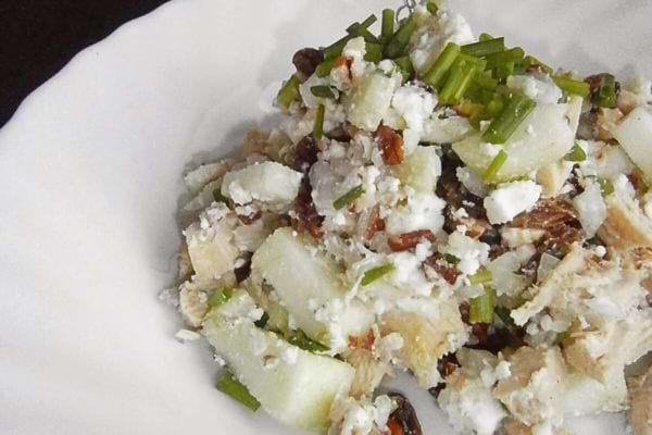 salade de poulet à la feta, aux noix et aux herbes