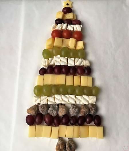 une planche ap&eacute;ro de No&euml;l de fromage et de fruits secs avec des figues