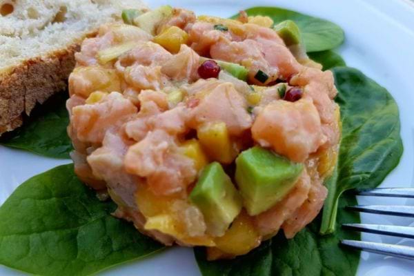 tartare de saumon à la mangue et avocat