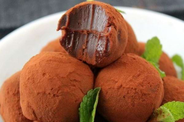 truffes au chocolat et à la menthe faites maison pour les douceurs de Noël
