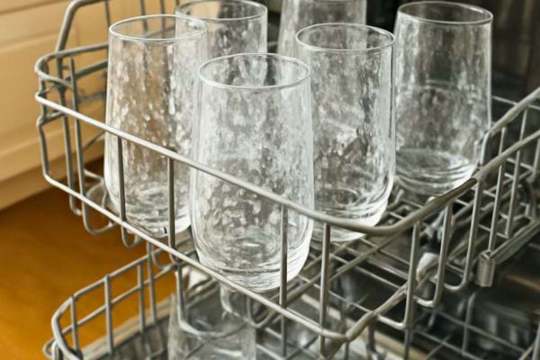 Des verres sortis du lave-vaisselle présentent des traces blanchâtres de calcaire.