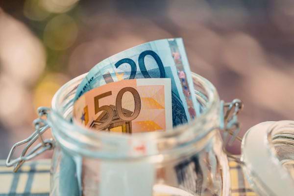 cuisine en desordre avec evier sale poubelle remplie de pelures de fruits et meubles abimes