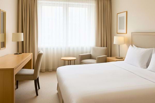 Une chambre d hotel claire et ordonnee inspire calme confort et repos.