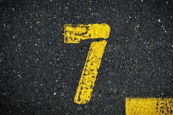 Le chiffre sept apparait peint sur l asphalte. Il symbolise une position ou une numerotation precise.