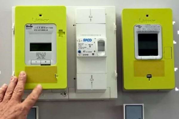 personne nettoyant un plan de travail avec spray chiffon plantes en pot et lumiere naturelle