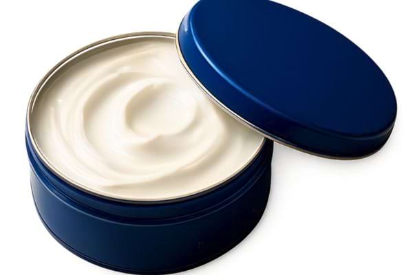 Un pot de creme bleu est ouvert laissant apparaitre une texture onctueuse. Il represente un soin hydratant.