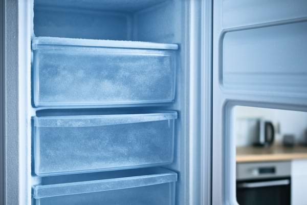 int&eacute;rieur de cong&eacute;lateur avec fine couche de givre sur les parois et les tiroirs