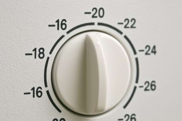 gros plan sur thermostat de cong&eacute;lateur r&eacute;gl&eacute; &agrave; -18 degr&eacute;s
