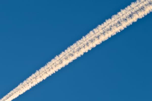 gros plan t&eacute;l&eacute;objectif d&rsquo;une tra&icirc;n&eacute;e de condensation blanche