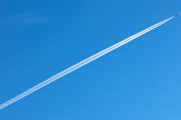 ciel avec deux tra&icirc;n&eacute;es: l&rsquo;une courte et qui se dissipe, l&rsquo;autre longue