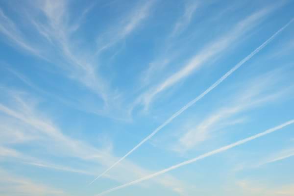 ciel avec voiles nuageux fins type cirrus et tra&icirc;n&eacute;es persistantes