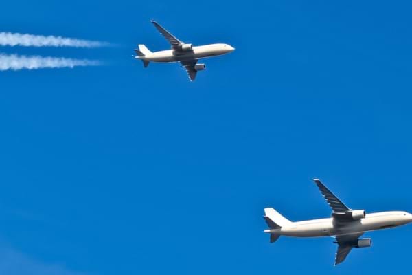 deux avions de ligne &agrave; haute altitude sur trajectoires diff&eacute;rentes,