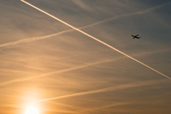 ciel avec tra&icirc;n&eacute;es fines et soleil bas, ambiance informative