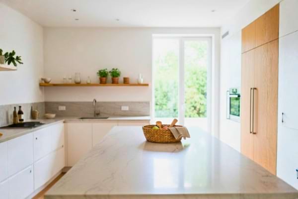 cuisine moderne lumineuse, plan de travail presque vide,