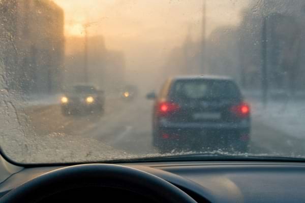 vue depuis le si&egrave;ge conducteur, pare-brise embu&eacute; en hiver