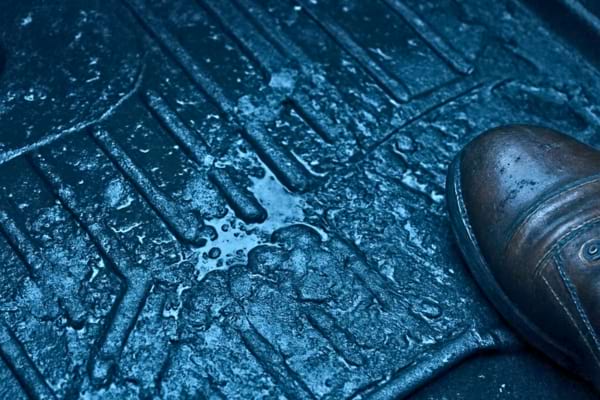 tapis de voiture humide avec traces de neige fondue