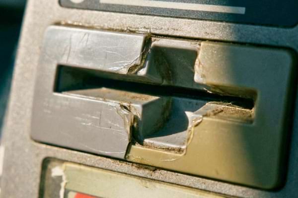 une fente de distributeur de billets avec l&eacute;ger d&eacute;calage de plastique