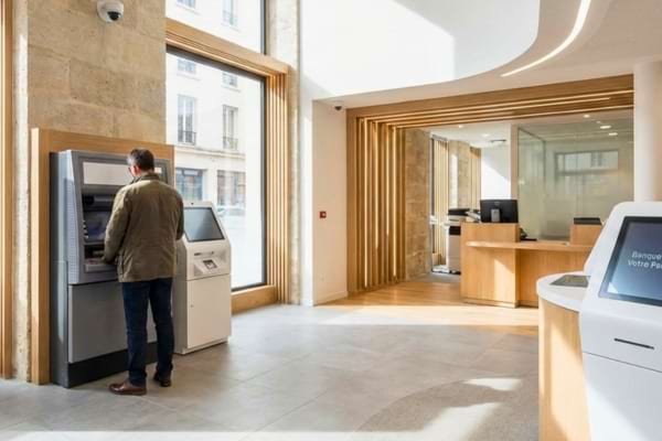 Photo d'int&eacute;rieur d'une agence bancaire moderne et lumineuse.