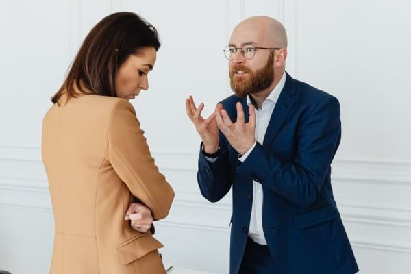 Un homme hors de lui face &agrave; une femme qui se prend pour sa m&egrave;re
