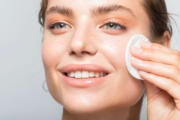 visage d'une femme en gros plan avec une peau propre sans maquillage