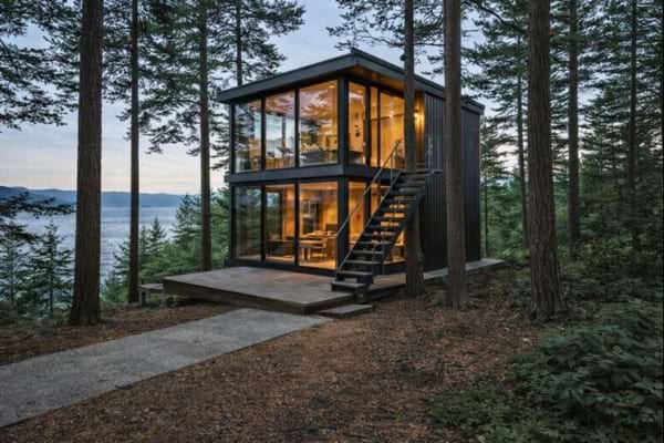 Une maison dans les bois en forme de cube