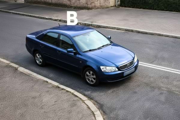 une voiture bleue avançant sur la route principale à un carrefour en T,