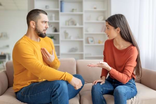un homme et une femme qui discute