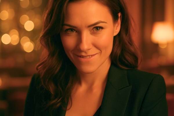 femme adulte avec sourire en coin, regard malicieux