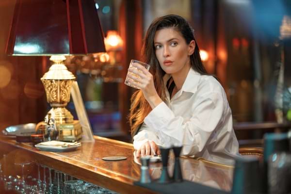 femme adulte regard intense vers la cam&eacute;ra, expression curieuse,