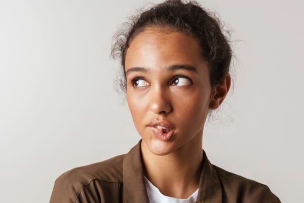 femme adulte pensive, l&egrave;vre mordill&eacute;e,