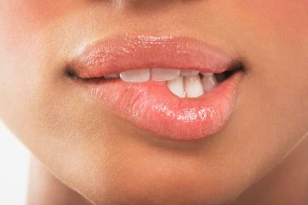 une femme qui se mordille les l&egrave;vres