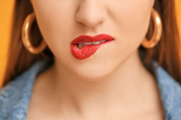 femme qui se mordille les l&egrave;vres
