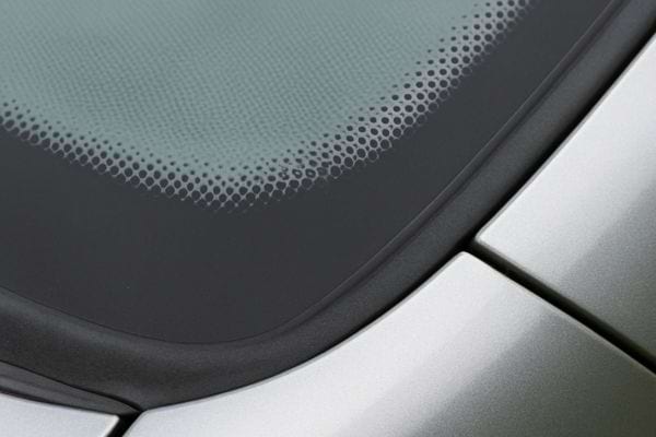 gros plan sur le bord du pare brise avec zone pointillee et joint de carrosserie