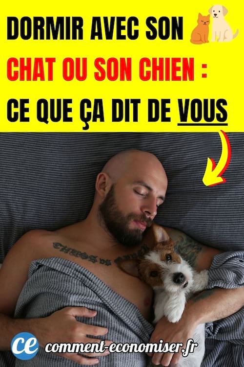 un homme dort avec son chien dans son lit