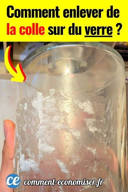 Main qui tient un bocal en verre avec des r&eacute;sidus de colle tenaces difficiles &agrave; enlever.