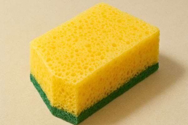 gros plan d une eponge classique jaune avec face verte abrasive