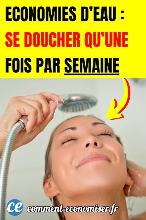 gros plan sur le visage d'une jeune femme souriante qui prend une douche