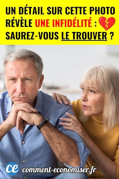 un homme et une femme senior assis sur un canapé se disputent