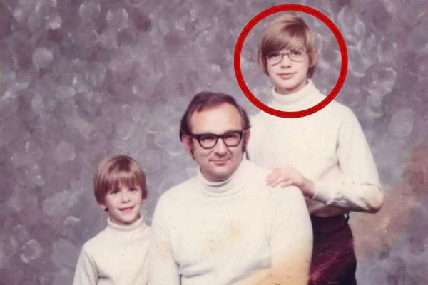 Photo de famille vintage avec un homme et deux enfants, un enfant entour&eacute; d'un cercle rouge