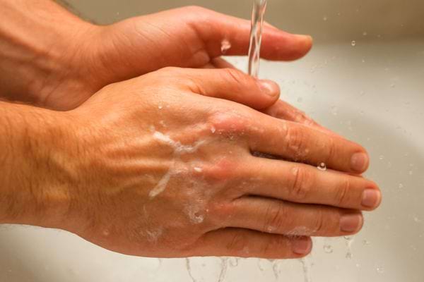 mains lavees sous un jet d eau clair pour hygiene quotidienne