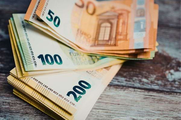 Des liasses de billets en euros sont posees sur une table. L image evoque argent economie ou richesse.