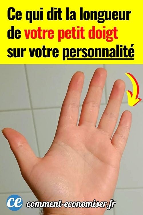 Une main tendue avec la paume vers le haut et un auriculaire tr&egrave;s court.