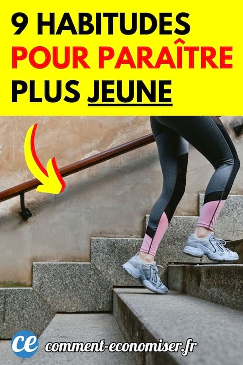 une femme mince en legging et baskets monte des escalier