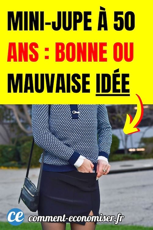 une femme porte une mini jupe bleue fendue avec un pull bleu et blanc et un petit sac en bandouli&egrave;re