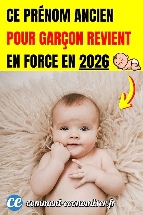 un b&eacute;b&eacute; gar&ccedil;on sur une couverture avec des poils avec un doigt dans la bouche