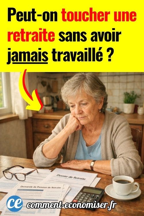 Femme senior consultant des documents de retraite &agrave; une table avec calculatrice et papiers