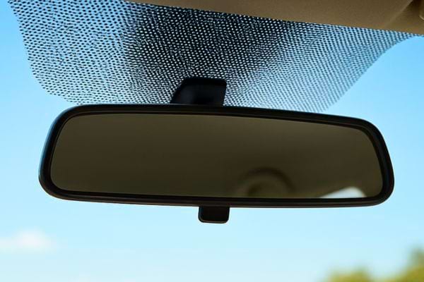 retroviseur central vu de l interieur avec bande noire pointillee en haut du pare brise