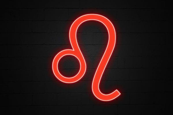 Le symbole du lion en neon rouge est mis en valeur. Il represente force et leadership.